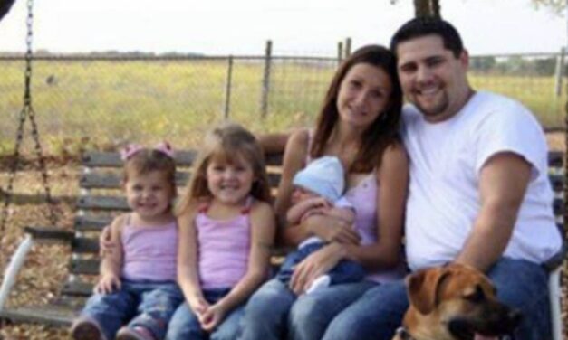 Take A Close Look At This “Creepy” Family Photo To See If You Can Spot Why It’s Gone Viral