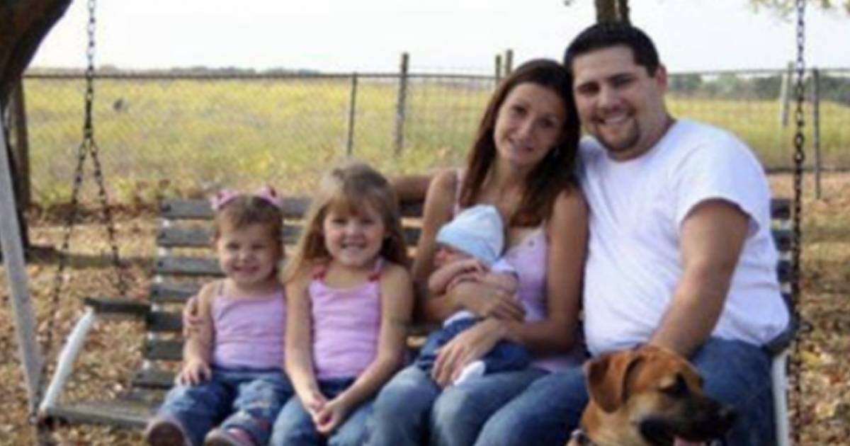 Take A Close Look At This “Creepy” Family Photo To See If You Can Spot Why It’s Gone Viral