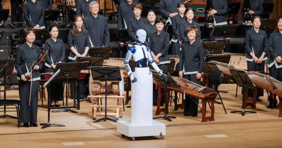 Robot takes podium as orchestra conductor in Seoul