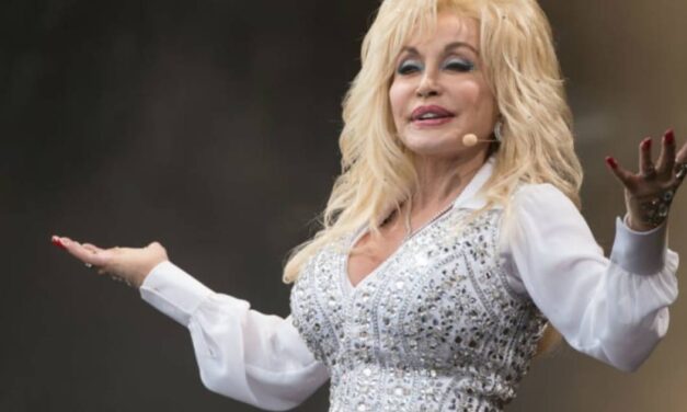 Why 1,100 Dolly Partons gathered in an Irish town
