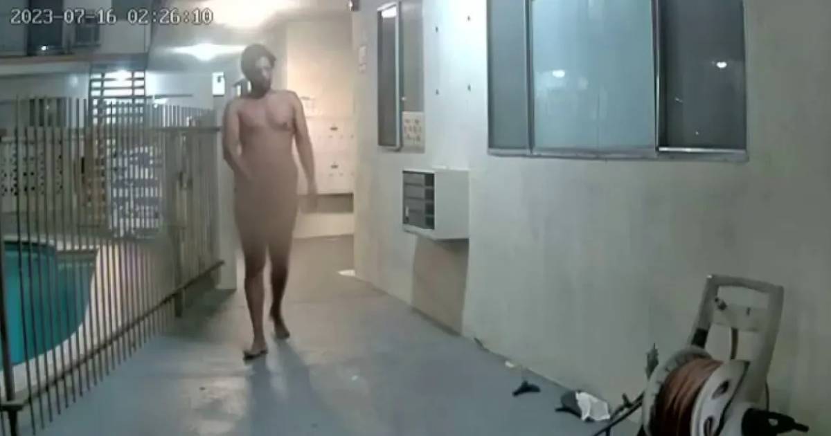 Naked man terrorizing Los Angeles-area apartment complex, residents say