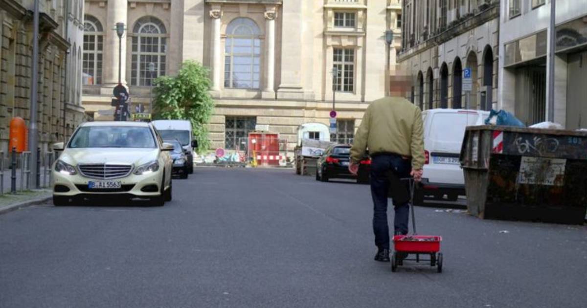 Man Creates Virtual Traffic Jam on Google Maps by Dragging Small Cart with 99 Phones on Empty Street