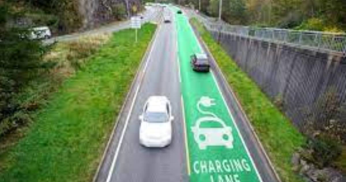 NEW STREET CHARGES ELECTRIC VEHICLES WHILE THEY DRIVE