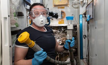 FORMER NASA ASTRONAUT EXPLAINS HOW TO POOP IN SPACE