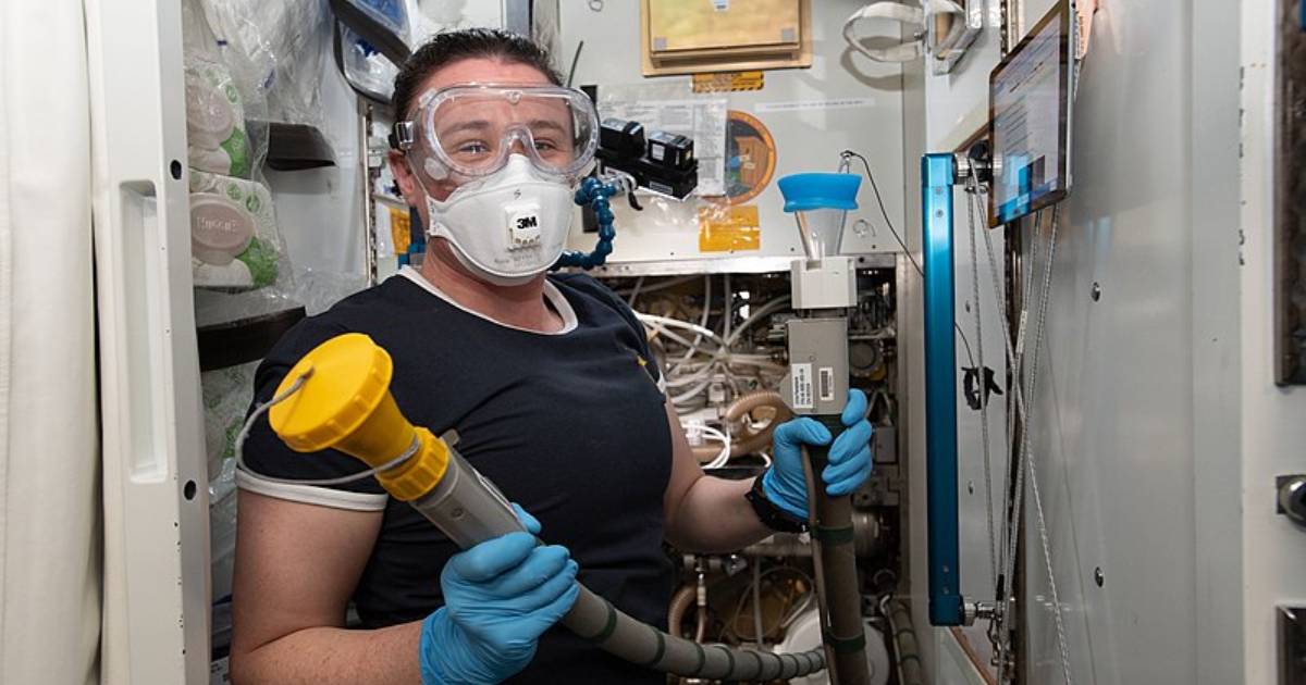 FORMER NASA ASTRONAUT EXPLAINS HOW TO POOP IN SPACE