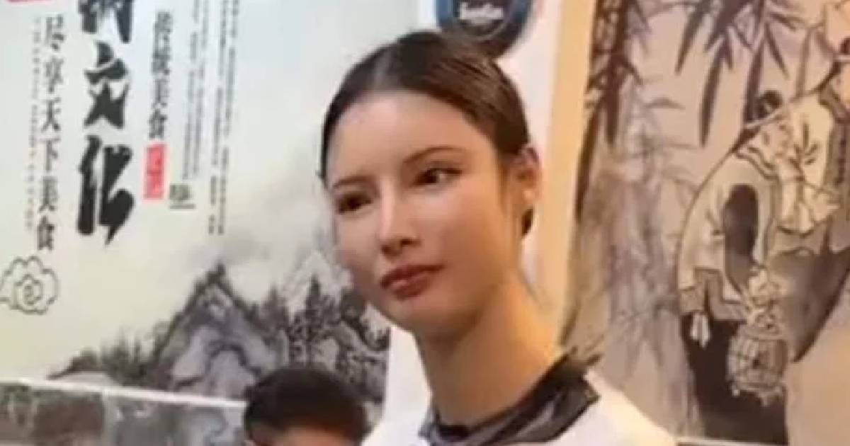 Android Waitress in Chinese Restaurant Goes Viral, Is More Lifelike Than Meets the Eye