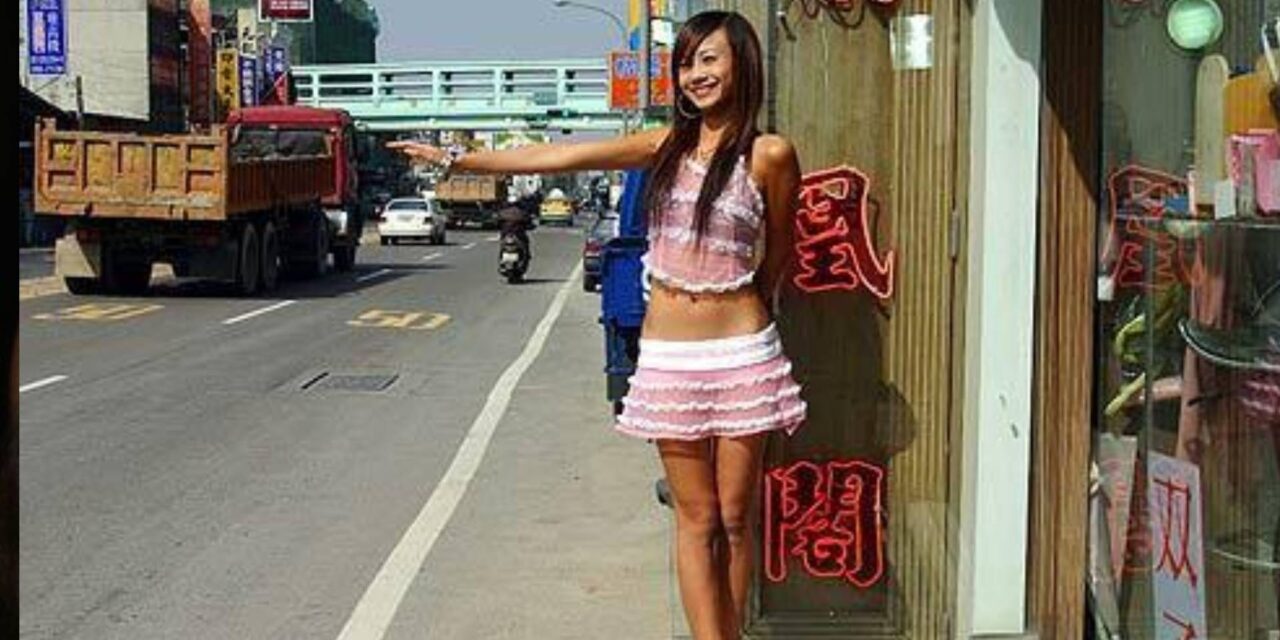 Taiwan’s Betel Nut Beauties – Scantily-Clad Girls Peddling Nuts on the Side of the Road