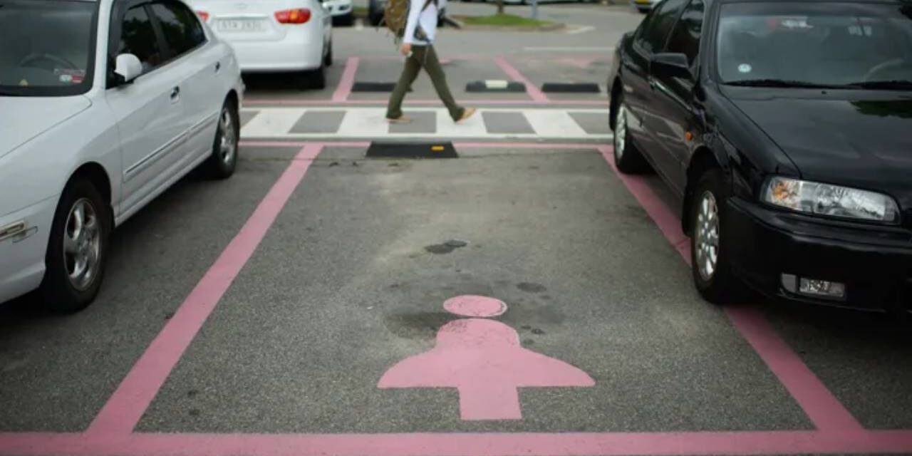 Shanghai Shopping Mall Creates Extra-Large Parking Spaces for Women