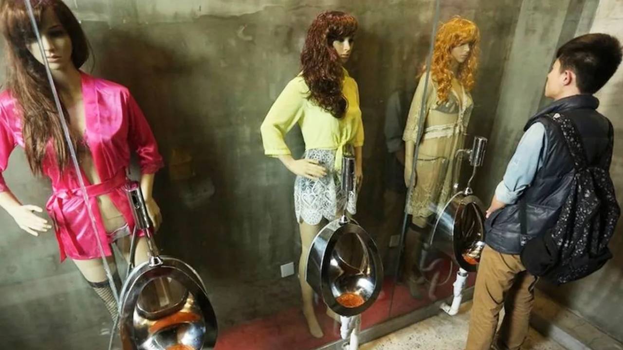 Scantily Clad Female Mannequins in Chinese Restaurant Toilet Distract ...