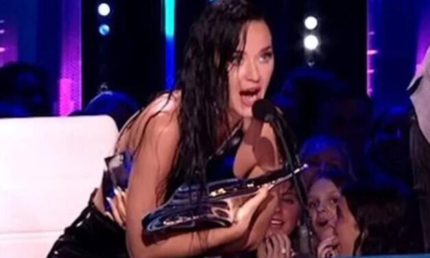 ‘American Idol’ judge Katy Perry suffers wardrobe malfunction during show