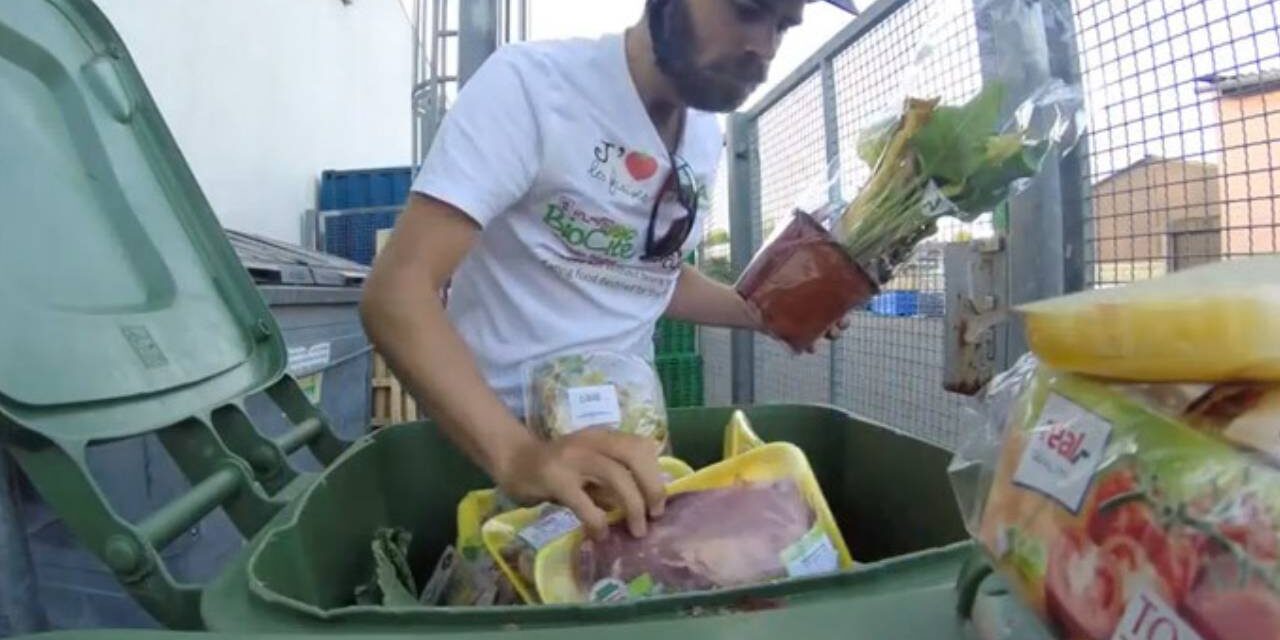 Guy Travels 3,000 Kilometers Eating Only from Dumpsters to Protest Against Food Waste