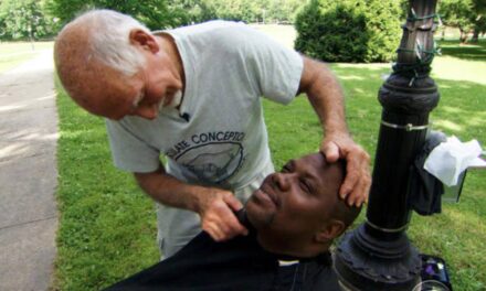 Retired Barber Gives Homeless People Haircuts in Exchange for Hugs