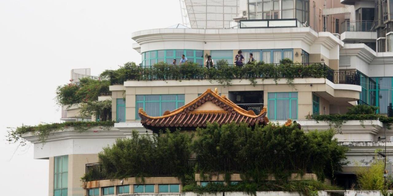 Closer to Heaven – A Temple Built on the Rooftop of a Chinese Skyscraper