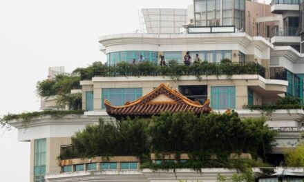 Closer to Heaven – A Temple Built on the Rooftop of a Chinese Skyscraper