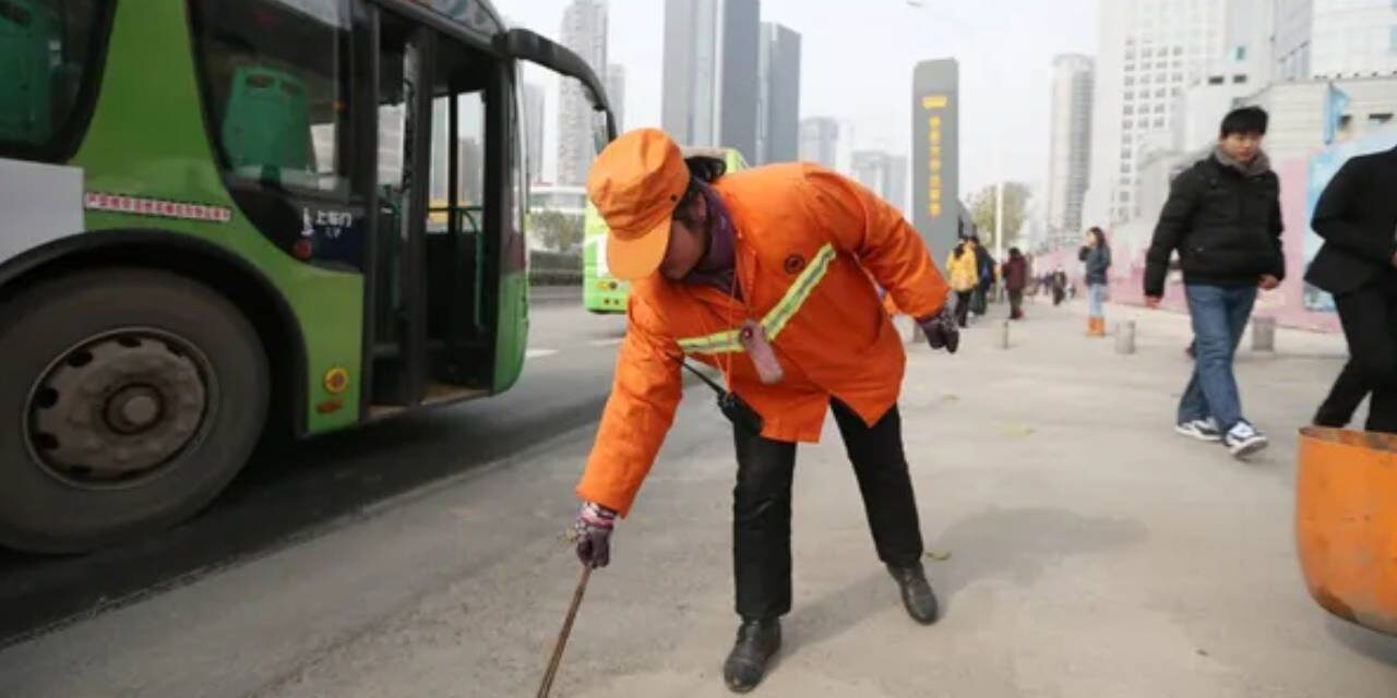 Chinese Millionaire Works as a Street Cleaner to Set a Good Example for Her Kids