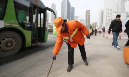 Chinese Millionaire Works as a Street Cleaner to Set a Good Example for Her Kids