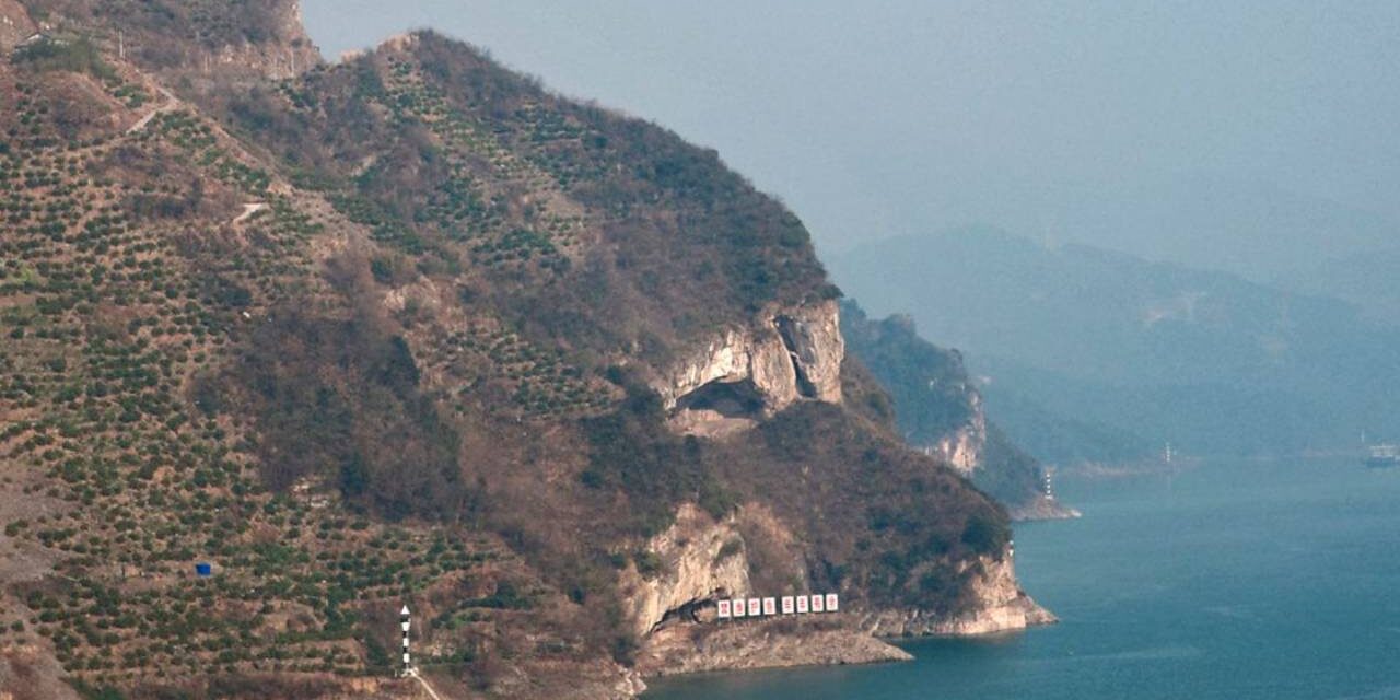 Man’s Vacation Photo Turns Chinese Riverside Into ‘Puppy Mountain’