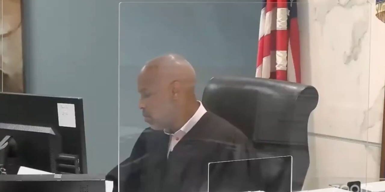 Woman kicked out of court for making a sandwich in her bathrobe