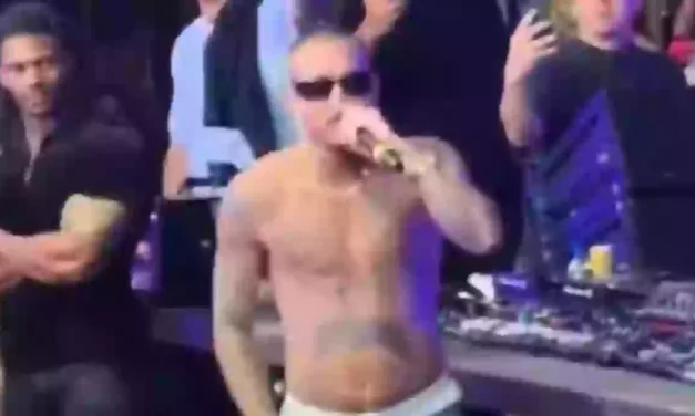 ‘Fake’ Justin Bieber performs on stage and racks up $10k bar tab after convincing Vegas nightclub