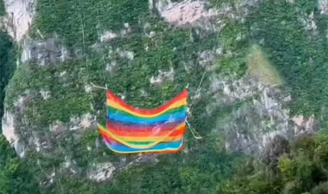 Rope-Free Bungee Jumping from the World’s Highest Bridge Sparks Online Controversy