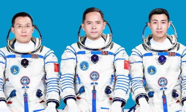 Chinese Astronauts Stranded in Space With No Return Vehicle