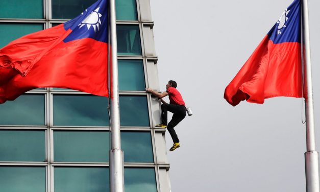 Climber Alex Honnold scales Taipei 101 skyscraper without ropes
