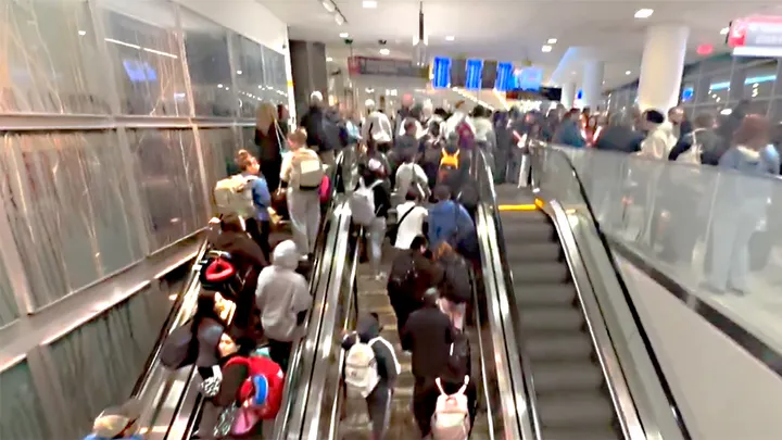Video captures crazy airport crowds as passengers pour into terminal after security checkpoints close