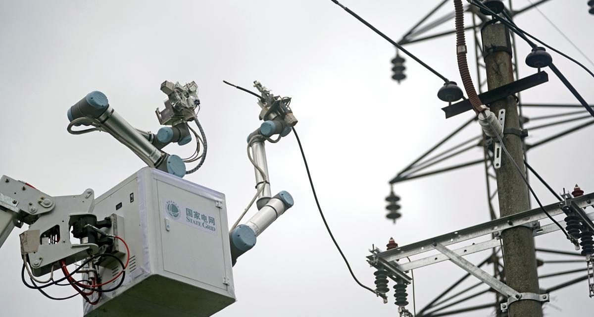 In a World First, a Chinese Robot Successfully Performed Repairs on a 10 kV Powerline