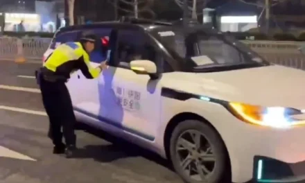 Over 100 Self-Driving Robotaxis Stop Working Simultaneously And No One Really Knows Why