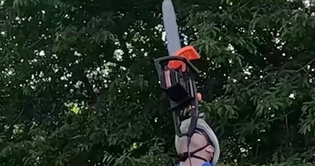 Man balances running chainsaw on his chin for over 4 minutes
